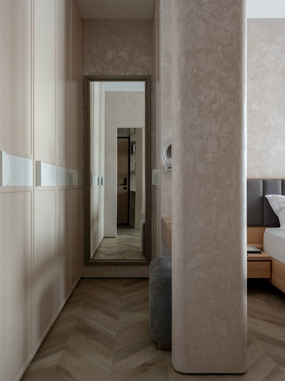 Кварцвиниловый SPC ламинат Vinilam Parquet Chevron Шеврон Сезар RI4445118CL4 французская елка 1293×305×8,5 фото в интерьере